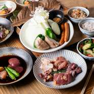 タレや塩で焼きながらいただく地鶏、さらにレバーや皮など多彩な部位が揃います。やげん軟骨の食感を楽しみながら、朴葉味噌、山蔵ウインナーや焼き野菜盛り合わせも満喫。最後は、選択できるご飯を堪能できます。