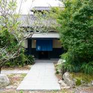 “日常の喧騒から離れ、炭火の焼き台を使い食事をする”という、貴重な体験を提供しています。新鮮な空気、風にそよぐ木々の音、鳥のさえずりが心を穏やかにし、食事の時間に集中。