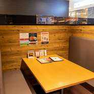 店内には、ボックスタイプの席も用意。明るい雰囲気で、ゆったり腰かけて食事が楽しめます。SNS映えする料理が並ぶコースもあるので、焼肉女子会にぴったりです。