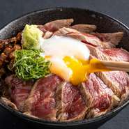 自社で肥育している自慢のあか牛「甲誠牛」を使った『あか牛丼』。薬味と一緒にレアな赤身肉を堪能できます。濃厚なトロトロの半熟卵を絡めれば、おいしさ倍増です。