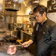 「五感で楽しみ、味わって欲しい」と語る八坂氏。ゲストの心を満たすあか牛専門店ならではの料理の提供と、いつ訪れても居心地の良い空間づくりに力を入れています。