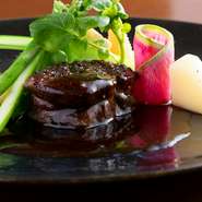 柔らかく、肉の旨みをしっかりと感じられる九州産の和牛を使ったスペシャリテ『牛フィレ肉のグリル　赤ワインソース』を堪能できるコースです。
（アミューズからデザートまで5皿、Cafe、パン）