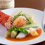こちらのメインは『伊勢海老と鮮魚のポワレ』。鮮魚は糸島産をメインに近海の旬魚を厳選しています。ソースは殻の旨みを引き出したアメリケーヌソース。
（アミューズからデザートまで5皿、Cafe、パン）