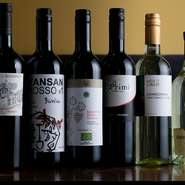 イタリア産ワインを幅広く揃えています。グループでの気軽な集まりのときにはコスパの良いボトルワインを、味や個性にこだわりたいときにはオーガニックワインがオススメです。