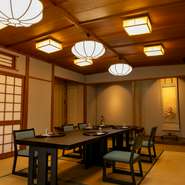 純和風の料亭【楊柳亭】は、すべてのお部屋が和室の個室となっています。お座敷として、また、椅子席や円卓席などにも対応が可能です。七五三や成人式、結納やお誕生日など、人生の節目に訪れたいお店です。
