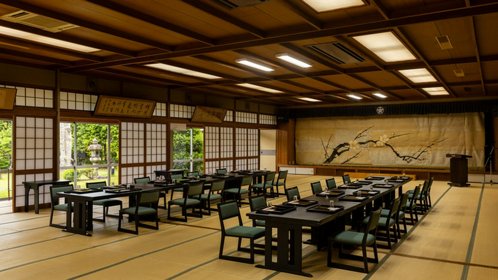 日本家屋の美しさを再認識。ステージ完備の120畳の大広間も