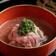 5月ならではの「花山椒」を使った、季節の味わいを愉しむ『椀物』。しっかりした鰹だしの旨みと、上質な佐賀牛の旨みが絶妙なバランスの逸品です。花山椒の優しい香りがスパイスに。
