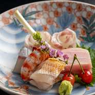 のどぐろ、鯛、車海老、マグロ、シマアジ、など、九州で水揚げされた鮮魚の『お造り』。関東のメインはマグロですが、九州は「白身魚」がメイン。高級魚のアラなど、九州ならではの魚を存分に堪能できます。
