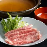 とってもやわらかで、あっさりした肉質の赤身と、ジューシーで甘みのある脂身が特徴の「佐賀牛」。舌の上で溶けるような上質な味わいを、日本料理のコース仕立てで提供します。