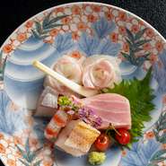 「クチゾコ」など有明海の魚介を使った郷土料理も、予約の際に相談すれば味わうことも可能です。季節の食材の「走り・盛り・名残」を大切にした、一品一品を【楊柳亭】だからこその味わいで。
