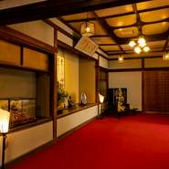 「明治 大正 昭和 平成 令和」と歴史を刻んできた日本家屋や、伝統を大切にしつつも新しい発想を取り入れた日本料理に、多くの人が魅了されています。心に残るひと時を、大切な方と過ごしてみてはいかがでしょう。

