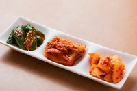 焼肉のお供に、ちょっとしたおつまみにもオススメな自家製キムチの盛り合わせ。クセになる辛味と、さまざまな食感で飽きの来ない逸品です。