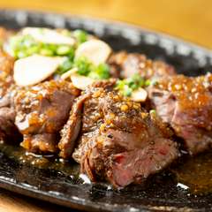 豪快に焼いたサガリのステーキはボリューム満点。人気の一品『ワイルドステーキ』