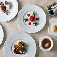 落ち着き洗練された味わいが魅力のレストラン。長崎の郷土料理や洋食、充実のドリンクで接待や会食にも最適。個室利用も可能で、大切なゲストをもてなす場として安心してご利用いただけます。