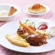 開放的な空間で、ママ会やお子様連れでも気軽に楽しめるレストラン。ランチブッフェやアラカルトが充実し、ホテルメイドの優しい味わいが魅力。ベビーカーOKで、ゆったり過ごせるのでママ友との集まりにも最適です。