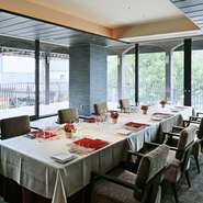 記念日やお祝い事はもちろん、ご両家の顔合わせなど、特別な日に最適な少人数向け個室貸切プランをご用意。美味しい料理を味わいながら、落ち着いたプライベート空間で心温まるひとときをお過ごしください。