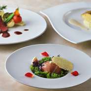 ディナーコース『アザレ』の前菜の一例、「雲仙生ハムのファルシ　胡桃の香り」。写真手前。