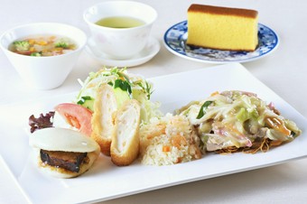 長崎の美味しいメニューが一皿になった贅沢なセット「ながさきプレート」
セットオプションも人気！