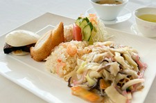 長崎の美味しいメニューが一皿になった贅沢なセット「ながさきプレート」
セットオプションも人気！