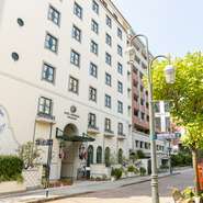  大浦海岸通り沿いに佇む、異国情緒漂うホテル、「ホテルモントレ長崎」内のレストラン。ポルトガルの宮殿を彷彿とさせる、オシャレな空間で優雅に食事を楽しめます。人々に非日常を与えてくれる場所です。