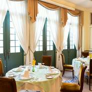 両家のご縁を結ぶ席には『顔合わせ、結納プラン』を。乾杯用ドリンク、お祝いブーケサラダ、メッセージプレート、個室チャージ料のサービスで、愛する二人の成功を後押ししてくれます。