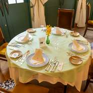 店内には2部屋の個室を完備。中庭が見え、自然の日差しが差し込む長方形の個室空間は、最大16人まで収容可。プライベートはもちろん、ビジネスの席にも活躍してくれそうです。