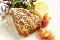 季節に寄り添ったアンティパストミスト（前菜盛り合わせ）、2品目はパスタ始まりのお皿。
魚、肉料理は地元産を使用したお得なランチコース。