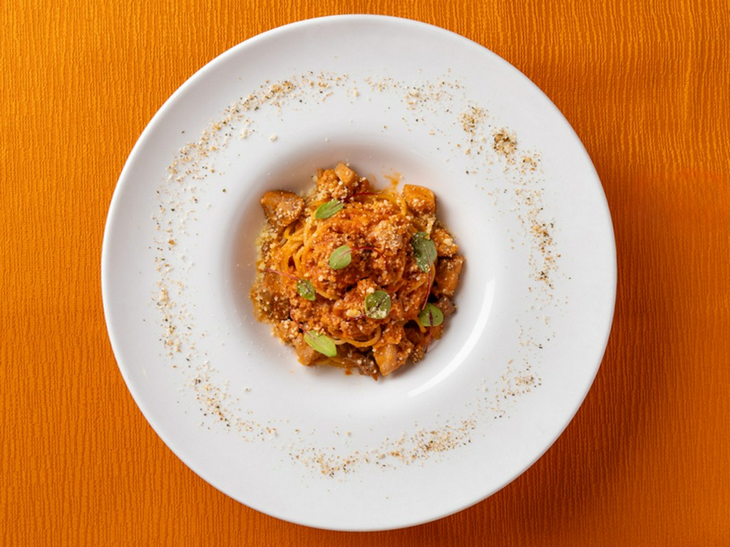 コース内のパスタ一例『雲仙島原鶏のボロネーゼ　タラゴンのアクセント』