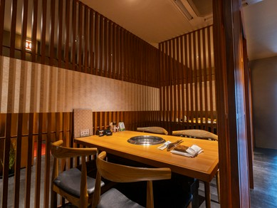 あたたかな灯りが照らす、くつろぎの空間で和牛を味わう贅沢