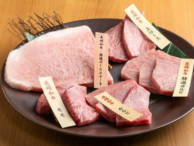 一皿で巡る長崎和牛の旅。霜降りも赤身も、贅沢に食べ尽くす幸せ。『長崎和牛盛合せ』
