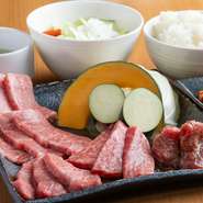 さまざまな部位の長崎和牛を少しずつ楽しめる贅沢ランチです。上質な肉を気軽に味わえる豪華なセットで、特別な日の昼食にもぴったり。長崎和牛の多彩な味わいを堪能できます。