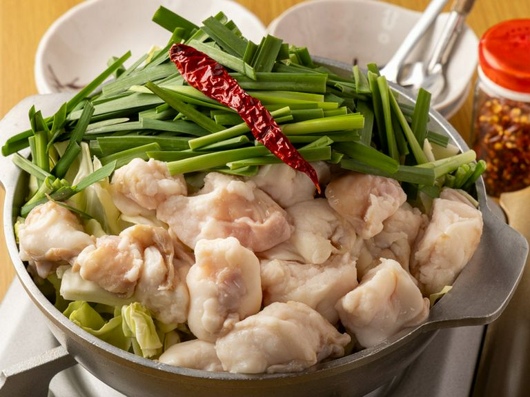 国産黒毛和牛のもつ鍋に、長崎ならではの旬の素材も楽しめる