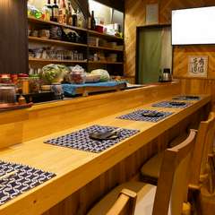 カウンターでゆったり、お一人様もオツなもの