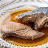 食材それぞれの旨みを、シンプルかつ丁寧に引き出す煮魚。煮込み料理は毎日内容が異なるので、“今日はどんな料理と出合えるのか？”と想いを馳せるという、ささやかな楽しみも味わえます。