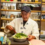 店主が料理人として初めて腕を振るったお店から、大切にしている“おもてなしの流儀”。接客時の笑みを欠かさず、オーダー時のゲストとのやり取りも一つ一つを大切にしています。