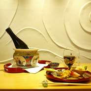 旬の食材や季節感を散りばめた料理と共にいただきたい、飲み頃のお酒。希少価値の高い日本酒を中心に、全国各地より個性豊かな銘柄を取り揃えています。