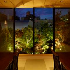 街の喧騒を忘れて、心ゆくまで美酒美食に酔いしれる