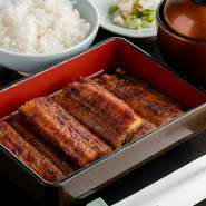 大切な接待に向けた、会席メニューもあり（2日前までの要予約）。熊本県内で醸造されたプレミアムモルツや焼酎など、うなぎと楽しみたいお酒も各種取り揃えています。