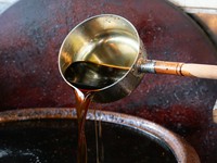 大正11年の創業以来絶やすことなく、継ぎ足し継ぎ足し守り続けられた『たれ』。時代を重ねるごとに、さらなるコクを生み出しています。