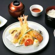 伝統のうなぎに加えて、さまざまな和の逸品も味わえるお店。写真は、季節の天ぷらをメインに迎えた『海老と季節野菜天ぷら御膳』。旬の味覚を少しずつ楽しめます。