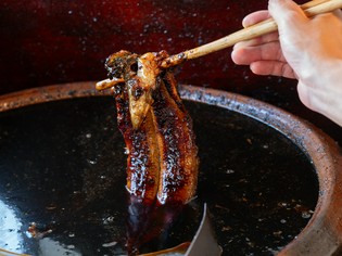 質と活きの良いうなぎを厳選。ふっくら柔らかく丹念に焼き上げる