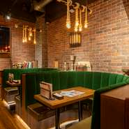 店内にはふかふかソファーのボックス席が用意されています。大切な人を招く記念日やバースデーにオススメ。座り心地バツグンなので、老若男女揃った家族でのディナーにも人気の空間です。