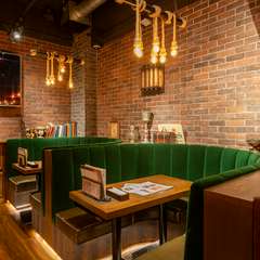 ゆったり座れるボックス席。幅広い年齢層に人気の空間