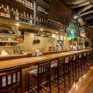 スタイリッシュな店内にはカウンター席が用意されています。一人でのサク飲みや、女子会にオススメ。オープンキッチンならではのライブ感と、心地よいサービスによるフレンドリーな雰囲気に溢れています。