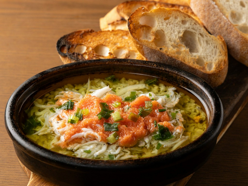 辛子明太子のピリッとした辛味としらすの旨みが特徴『明太子としらすのアヒージョ』