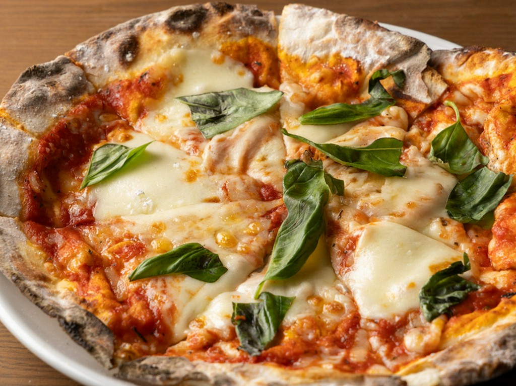 イタリアの太陽と風を感じる王道の一枚を本格的窯焼きで堪能『＜トマトソース＞マルゲリータ』