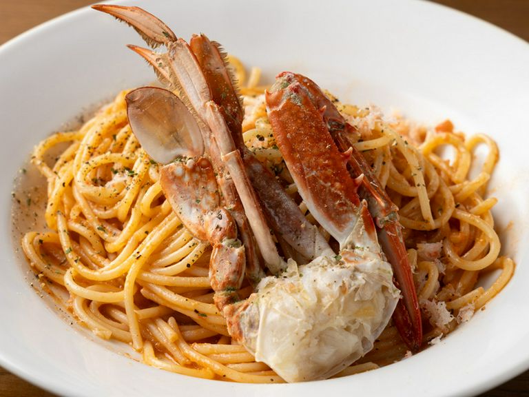 好みのワインと共に。渡り蟹の濃厚な旨みがギュッと詰まった贅沢な一品『渡り蟹のトマトクリームパスタ』