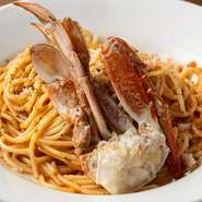 甘みのある蟹のだしに、まろやかなクリームとトマトの酸味を加えた特製ソースが絶品。渡り蟹の濃厚な旨みがギュッと詰まった贅沢な一品です。好みのワインと共に堪能できます。