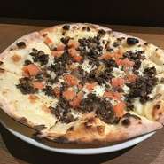 地元・熊本の食材を使ったメニューも豊富に揃っています。『くまもと馬肉カルパッチョ』『くまもと馬肉ピザ』『ありあけ海苔のりパスタ』は、熊本店だけで味わえる地域限定の逸品です。