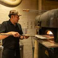 【CONA】のキャッチフレーズは「ピザを愛するすべてのひとへ」。古き良き伝統的なピザから斬新なピザまで、大人が楽しめるワインや日本酒も用意して、ピザを食べる幸せを届けています。